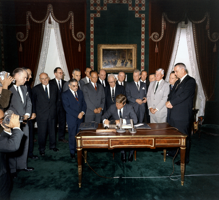 Präsident John F. Kennedy unterzeichnet die Ratifikationsurkunde zum Atomteststoppabkommen, Washington, 7. Oktober 1963