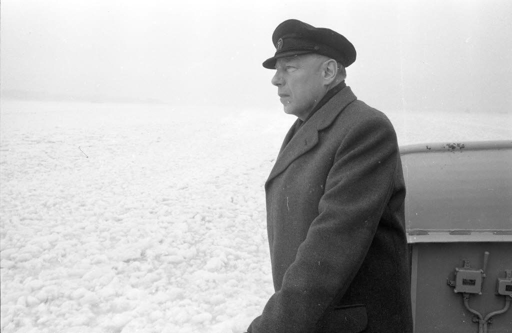 Ministerpräsident Helmut Lemke an der Reling des Eisbrechers EISBÄR in der Außenförde