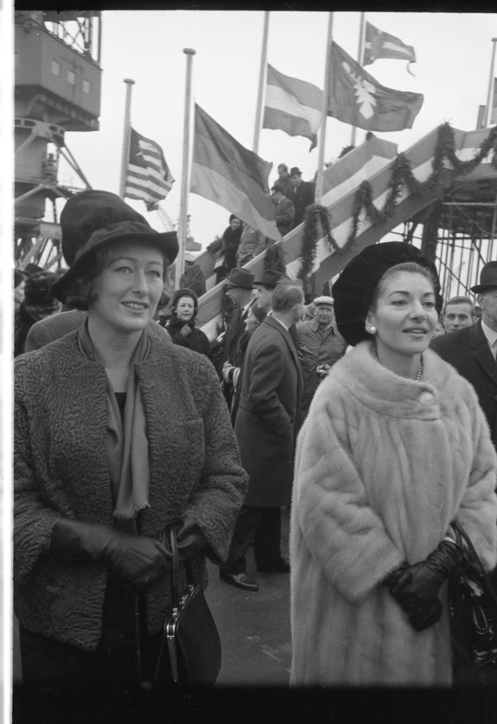 Maria Callas und Marie Luise Westphal beim Stapellauf des Tankers OLYMPIC CHIVALRY