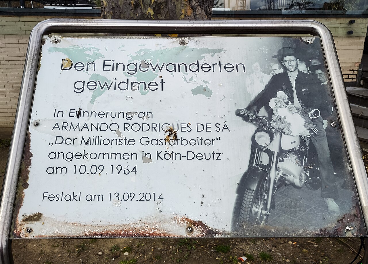 Gedenktafel in Köln-Deutz, wo 1964 der millionste Gastarbeiter ankam