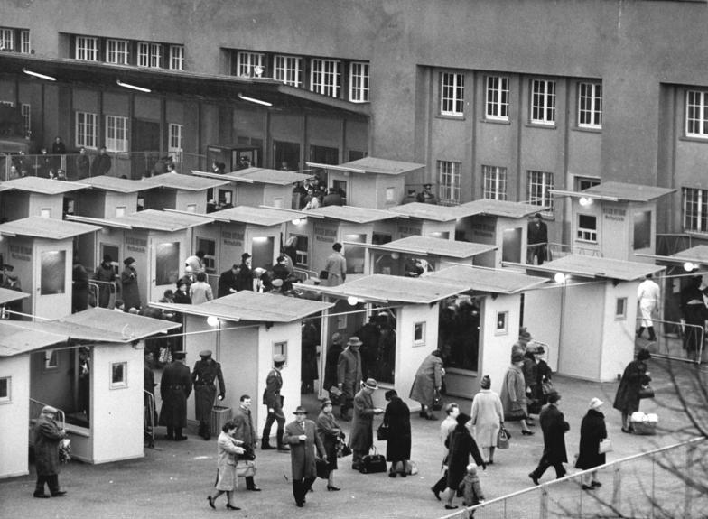 Grenzübergang Bahnhof Friedrichstraße in Berlin, Anfang der 1960er-Jahre