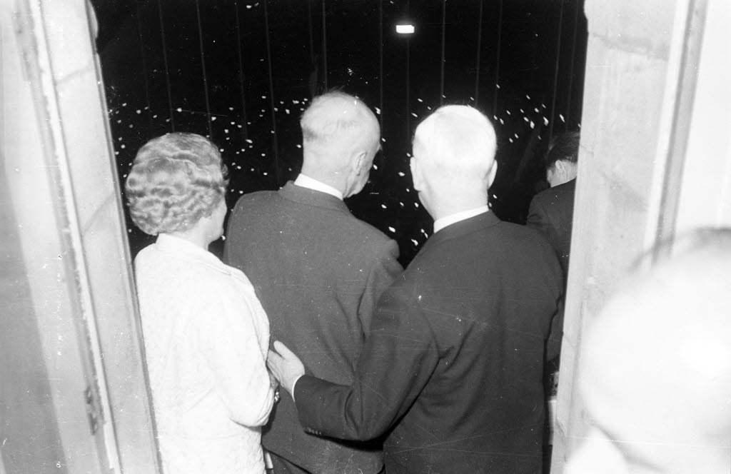 Lübke, Müthling und Wilhelmine Lübke auf dem Rathausbalkon