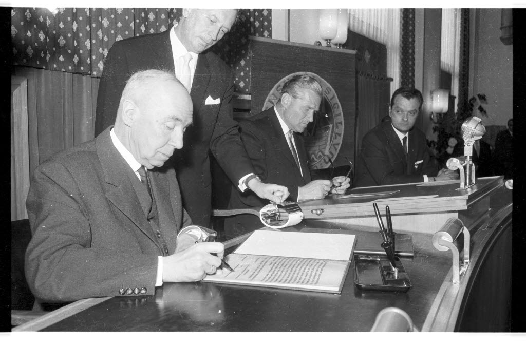 Müthling bei der Unterzeichnung des Partnerschaftsvertrages zwischen Kiel und Brest