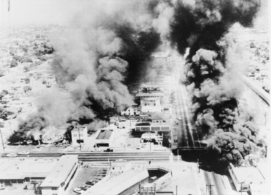 Brennende Gebäude während der Watts-Unruhen in Los Angeles, 1965