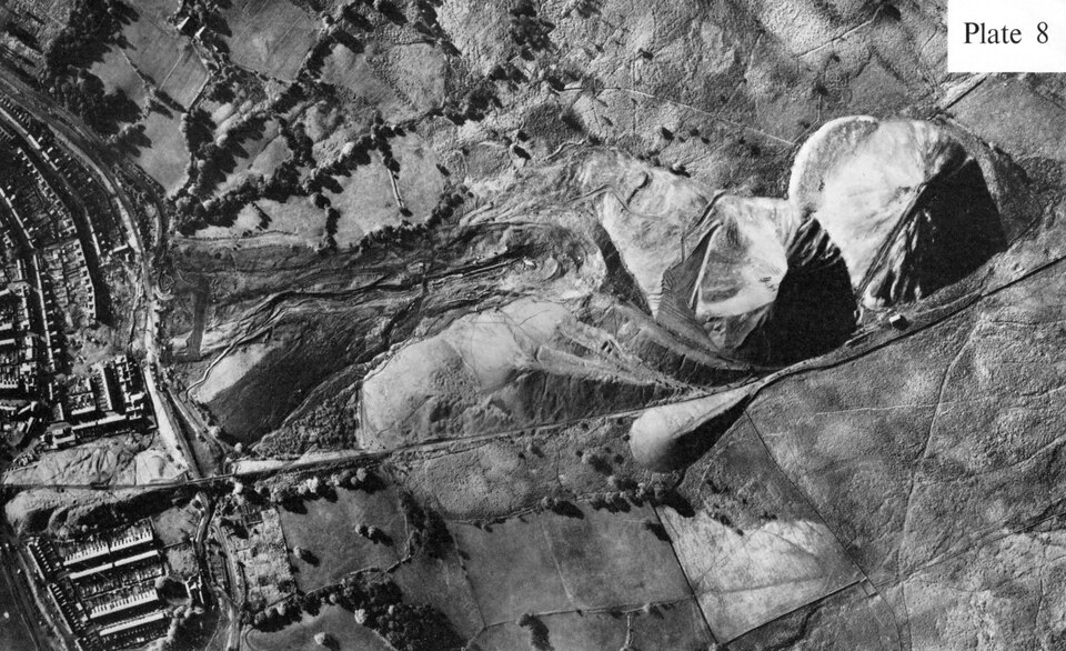 Luftaufnahme der Abraumhalden von Aberfan nach dem Unglück