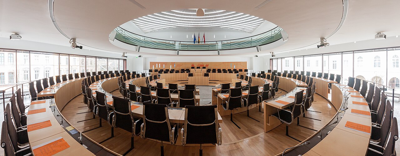 Der Plenarsaal des Hessischen Landtags in Wiesbaden