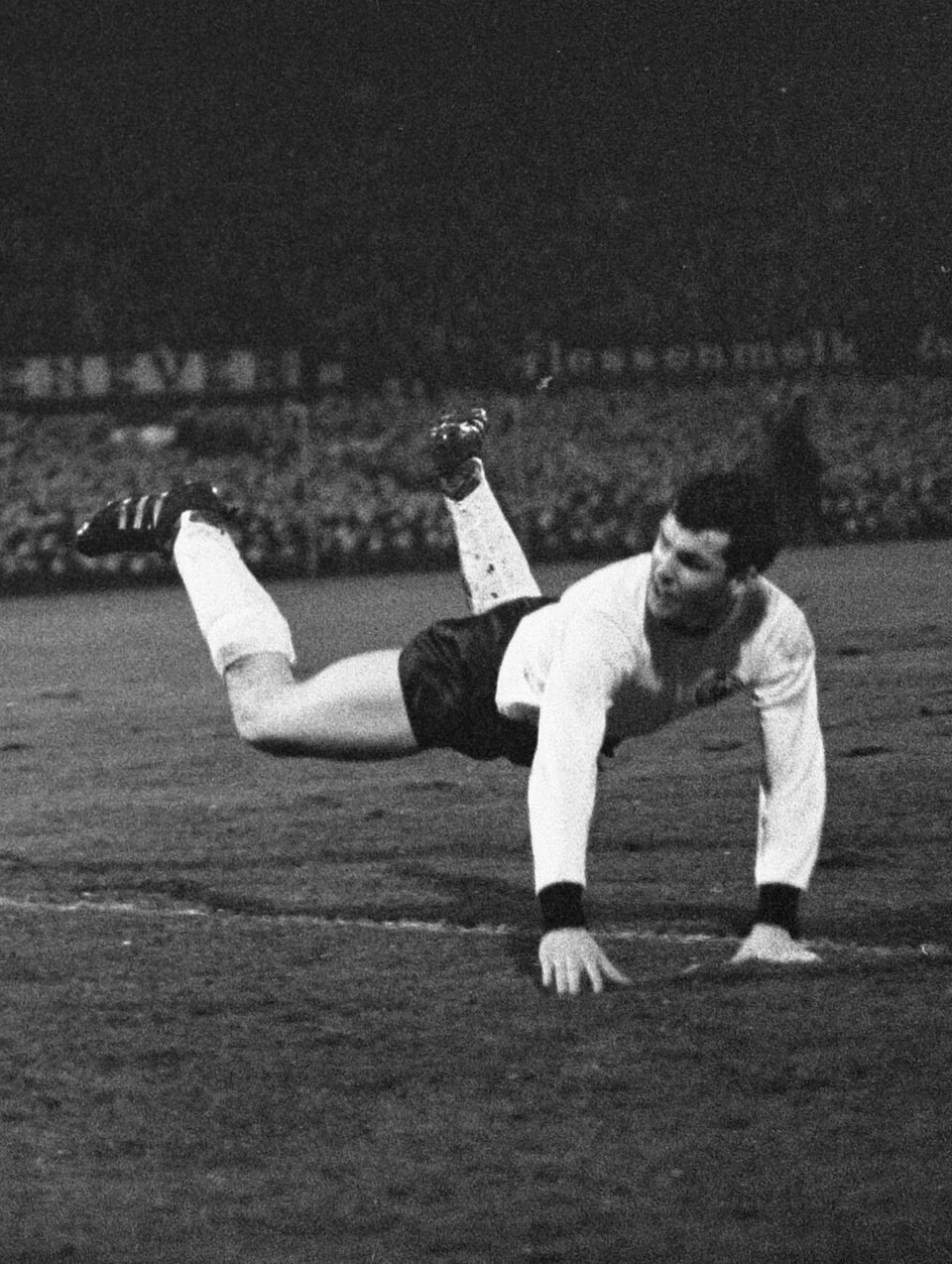 Lothar Emmerich beim Torschuss im März 1966 (Symbolfoto)