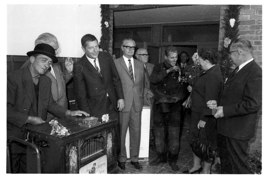 Schlüsselübergabe an die ersten Bewohner in Mettenhof