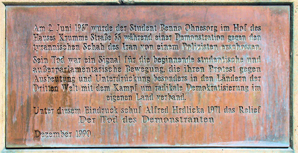 Gedenktafel für den 1967 getöteten Studenten Benno Ohnesorg in Berlin