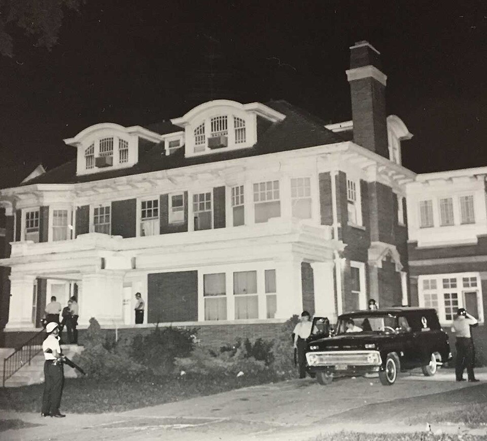 Polizisten vor dem Algiers-Motel-Anbau in Detroit, Juli 1967