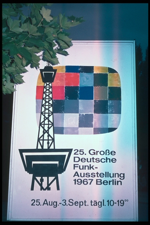 Ein Farbfernseher von 1967 — Brandt schaltet das Farbfernsehen ein