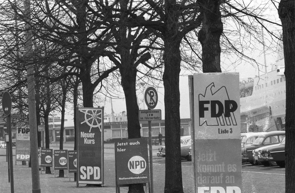 Wahlplakate von SPD, NPD und FDP nebeneinander am Oslo-Kai in Kiel