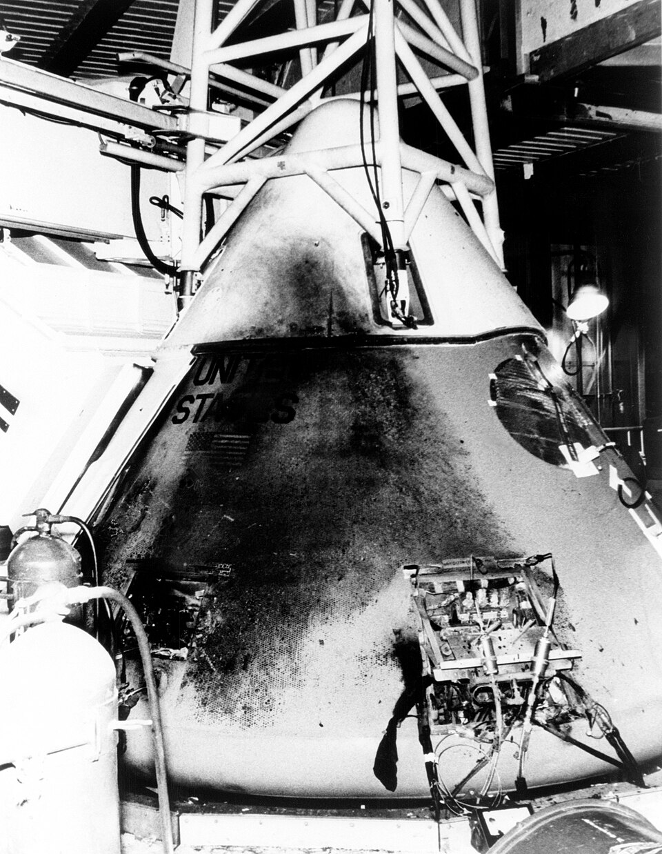 Die verkohlte Kommandokapsel von Apollo 1 nach dem Brand