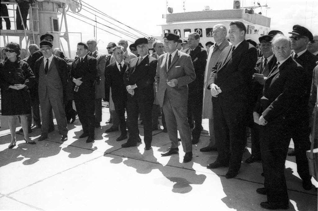 Staatssekretär Börner, Minister Knudsen und Baudirektor Gebbers bei der Inbetriebnahme des Leuchtturms Kiel