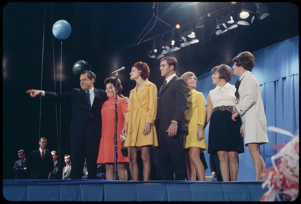 Richard Nixon feiert mit seiner Familie den Wahlsieg im Waldorf-Astoria Hotel