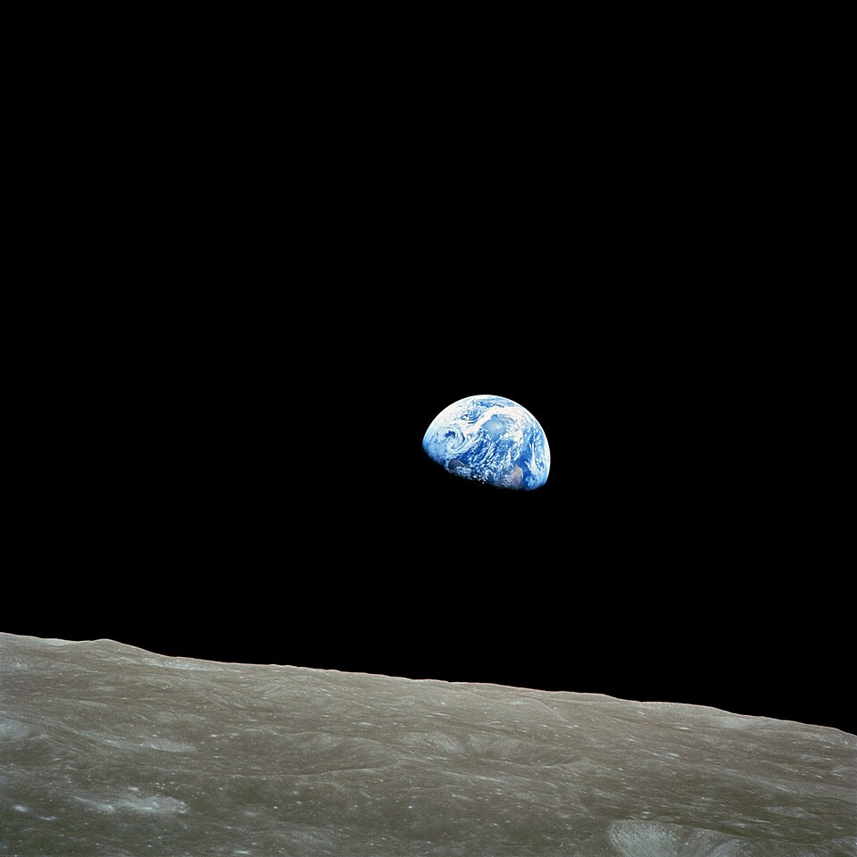 „Earthrise": die Erde geht über dem Mondhorizont auf, aufgenommen von Apollo 8