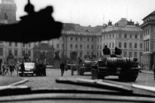Sowjetische Panzer auf dem Hradschin-Platz in Prag, August 1968
