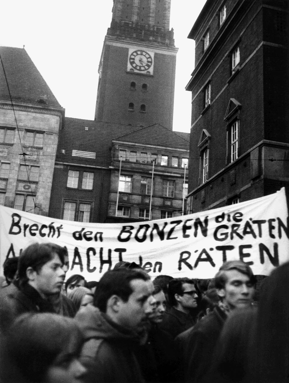 Schüler demonstrieren auf dem Rathausplatz gegen höhere Fahrpreise