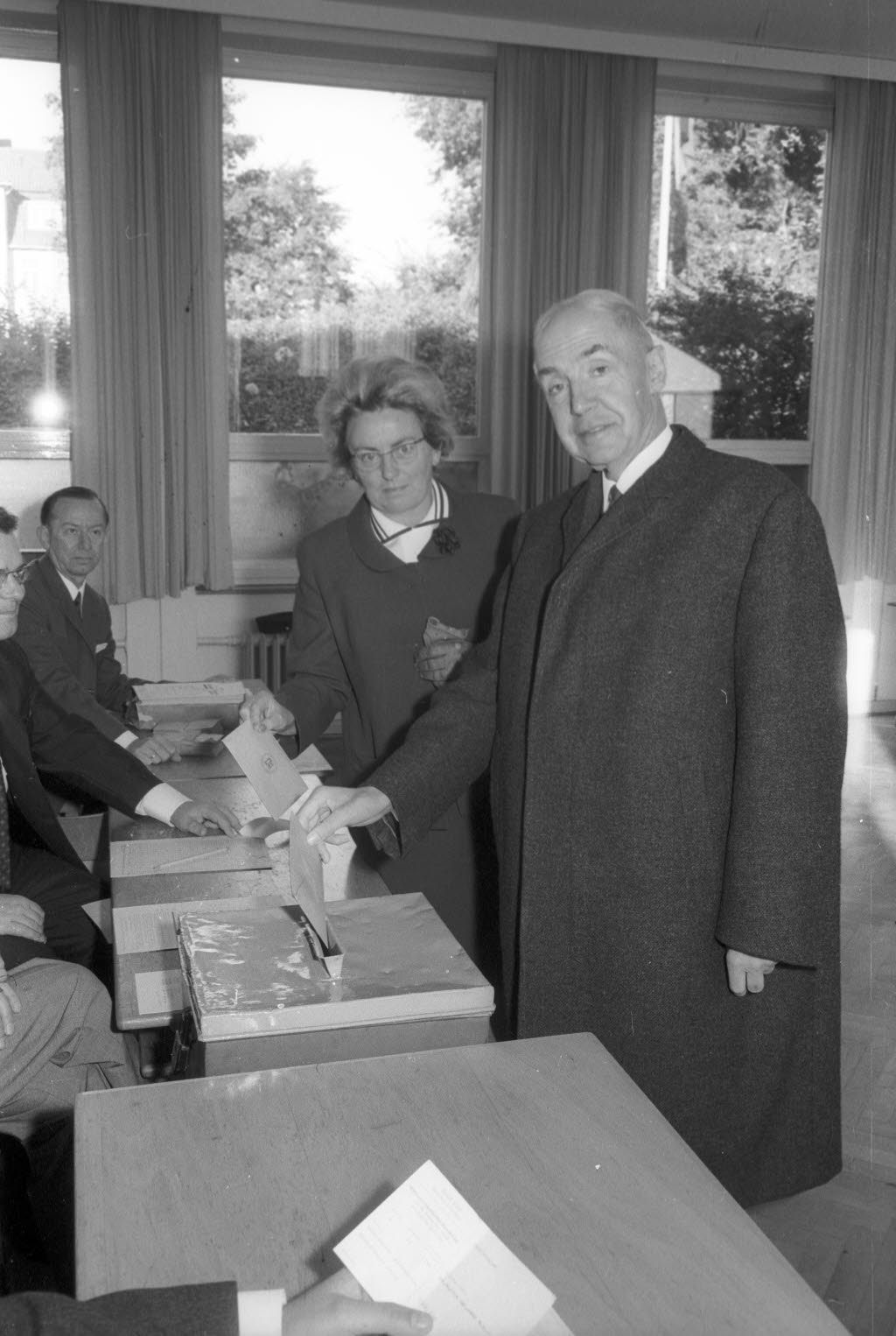 Hans Müthling bei der Stimmabgabe am Wahltag, 28. September 1969