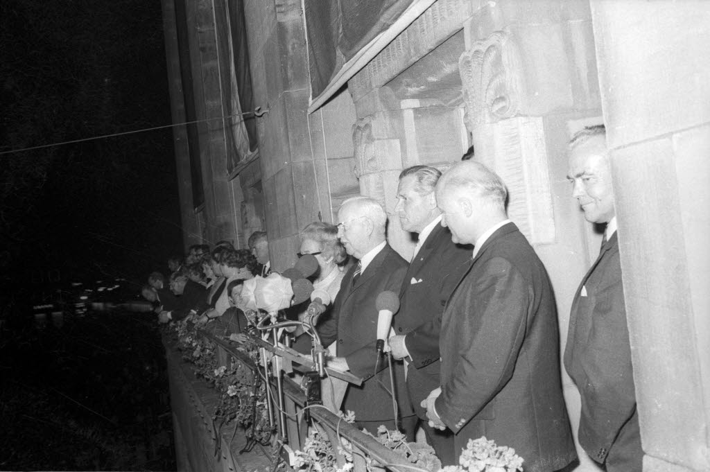 Bundespräsident Heinrich Lübke eröffnet die Kieler Woche 1969 vom Rathausbalkon