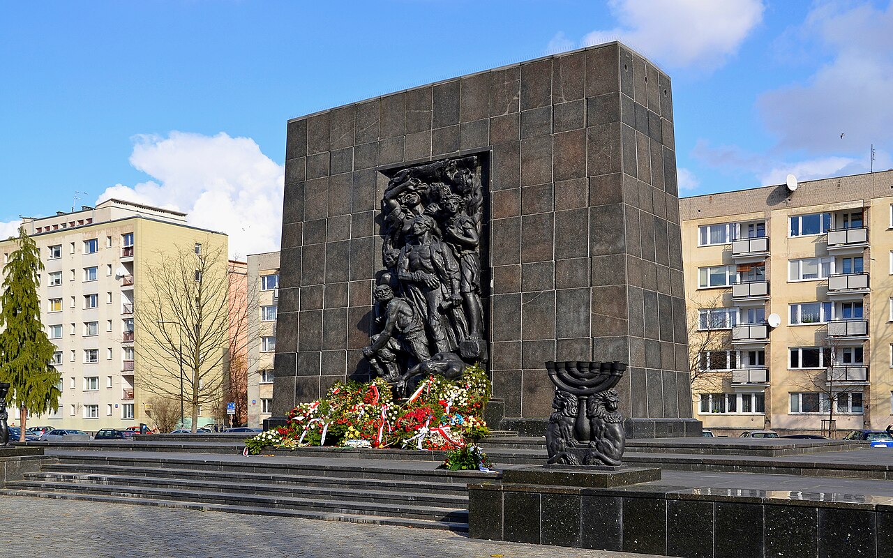 Das Warschauer Ghetto-Ehrenmal, vor dem Willy Brandt den Kniefall vollzieht