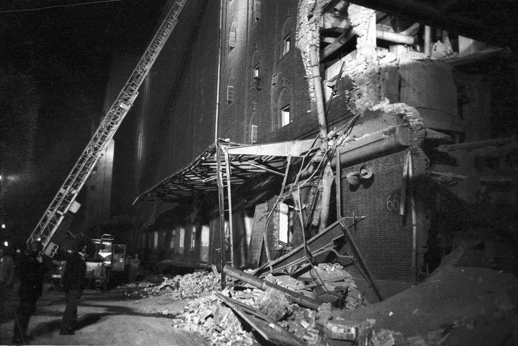 Das Silo der Kieler Lagerhaus GmbH im Nordhafen kurz nach der Explosion am 14. Dezember 1970