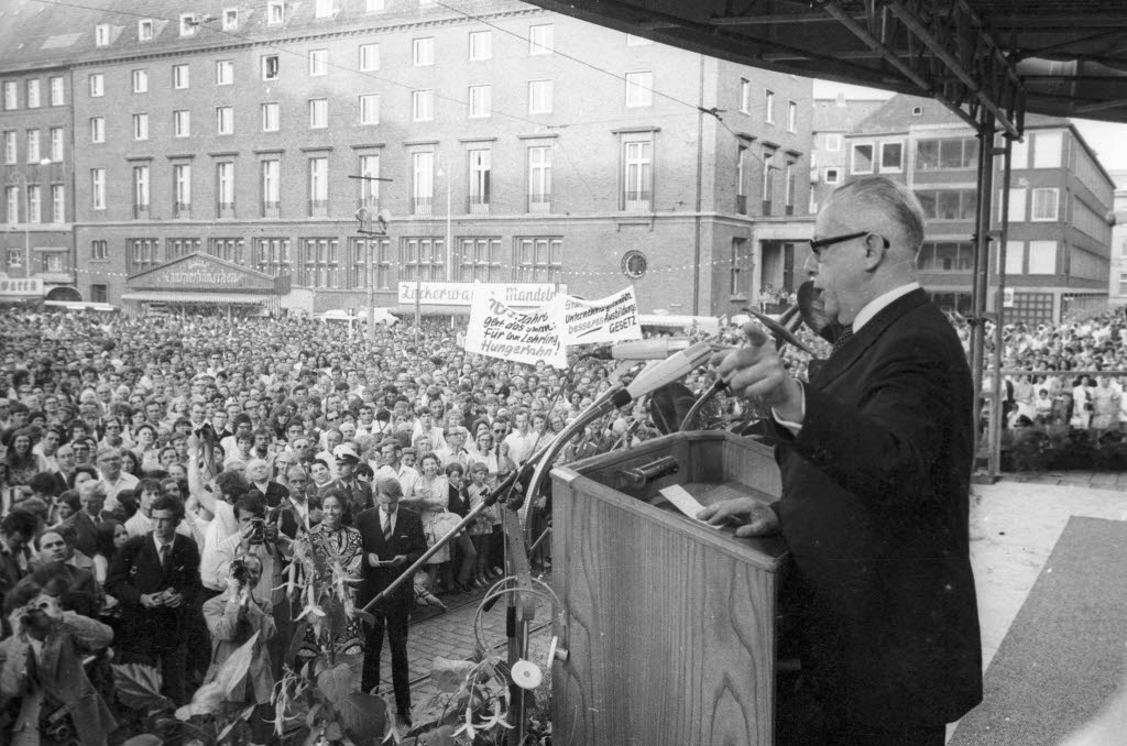 Bundespräsident Gustav Heinemann bei der Eröffnung der Kieler Woche am 20. Juni 1970 auf dem Rathausplatz