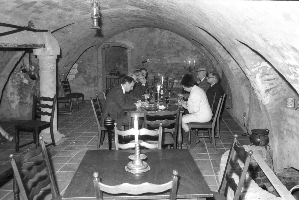 Pressekonferenz im Kellergewölbe des Warleberger Hofs, Dänische Straße 19, im März 1970