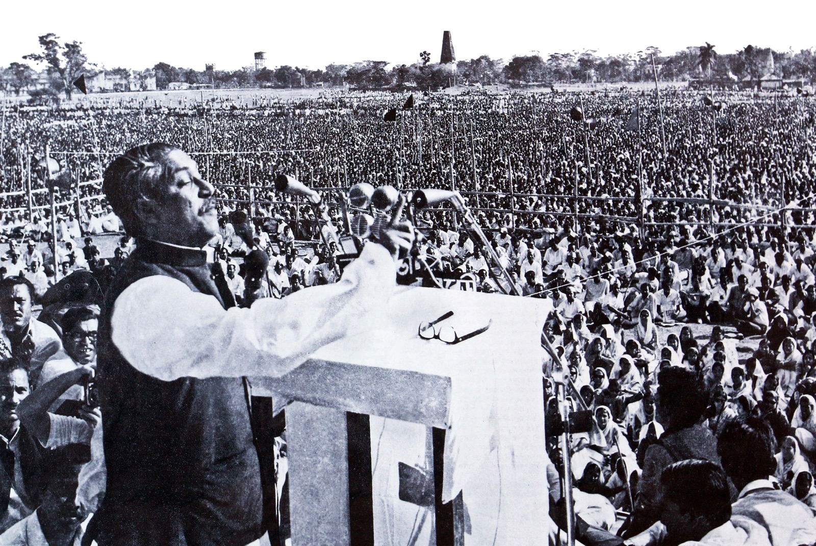 Scheich Mujibur Rahman spricht am 7. März 1971 auf dem Ramna Race Course in Dhaka