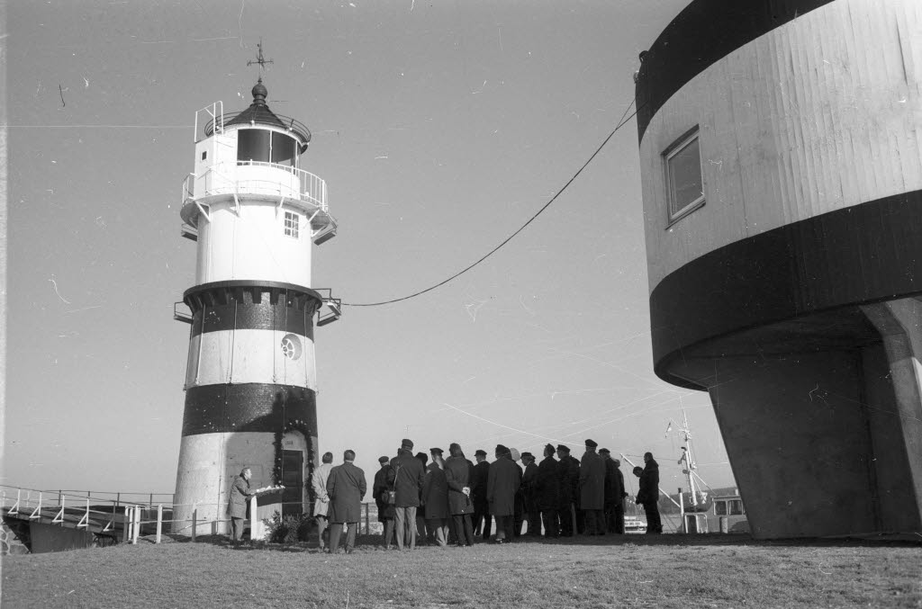 Einweihung des Leuchtturms Friedrichsort am 29. Oktober 1971, der alte Turm am Fuß des neuen
