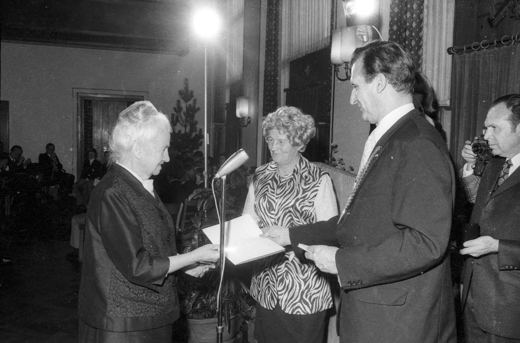 Erste Verleihung der Andreas-Gayk-Medaille im Ratssaal