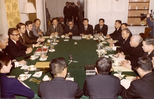 Henry Kissinger und Le Duc Tho bei den Pariser Vietnam-Verhandlungen