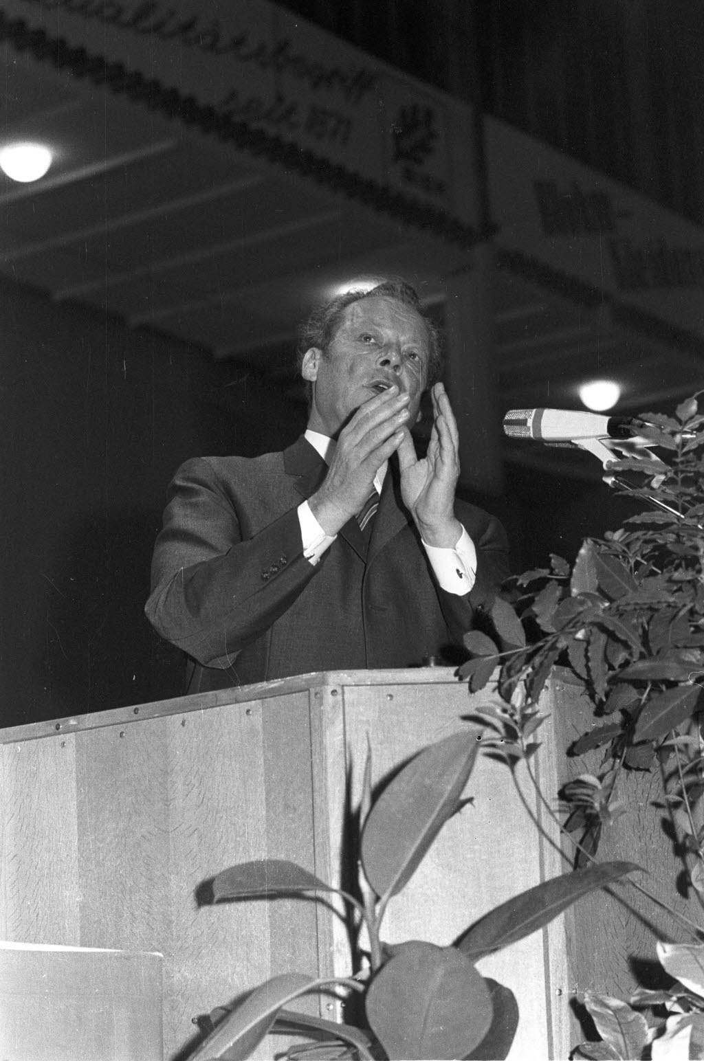 Willy Brandt spricht auf einer SPD-Wahlkundgebung zum Bundestagswahlkampf 1972