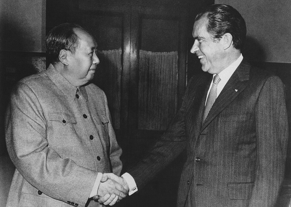 Nixon und Mao Zedong beim Handschlag in Peking, 21. Februar 1972