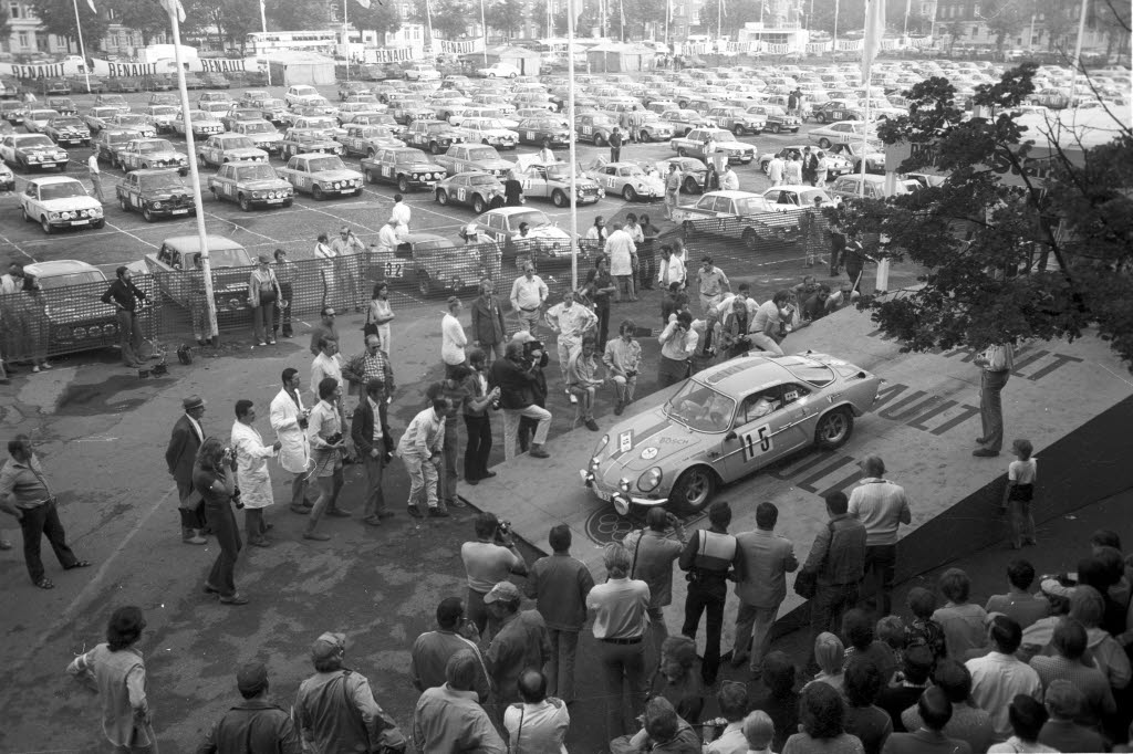 Start der Olympia-Rallye am Wilhelmplatz in Kiel