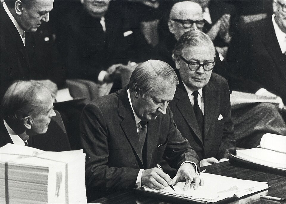 Der britische Premierminister Edward Heath unterzeichnet den EG-Beitrittsvertrag in Brüssel