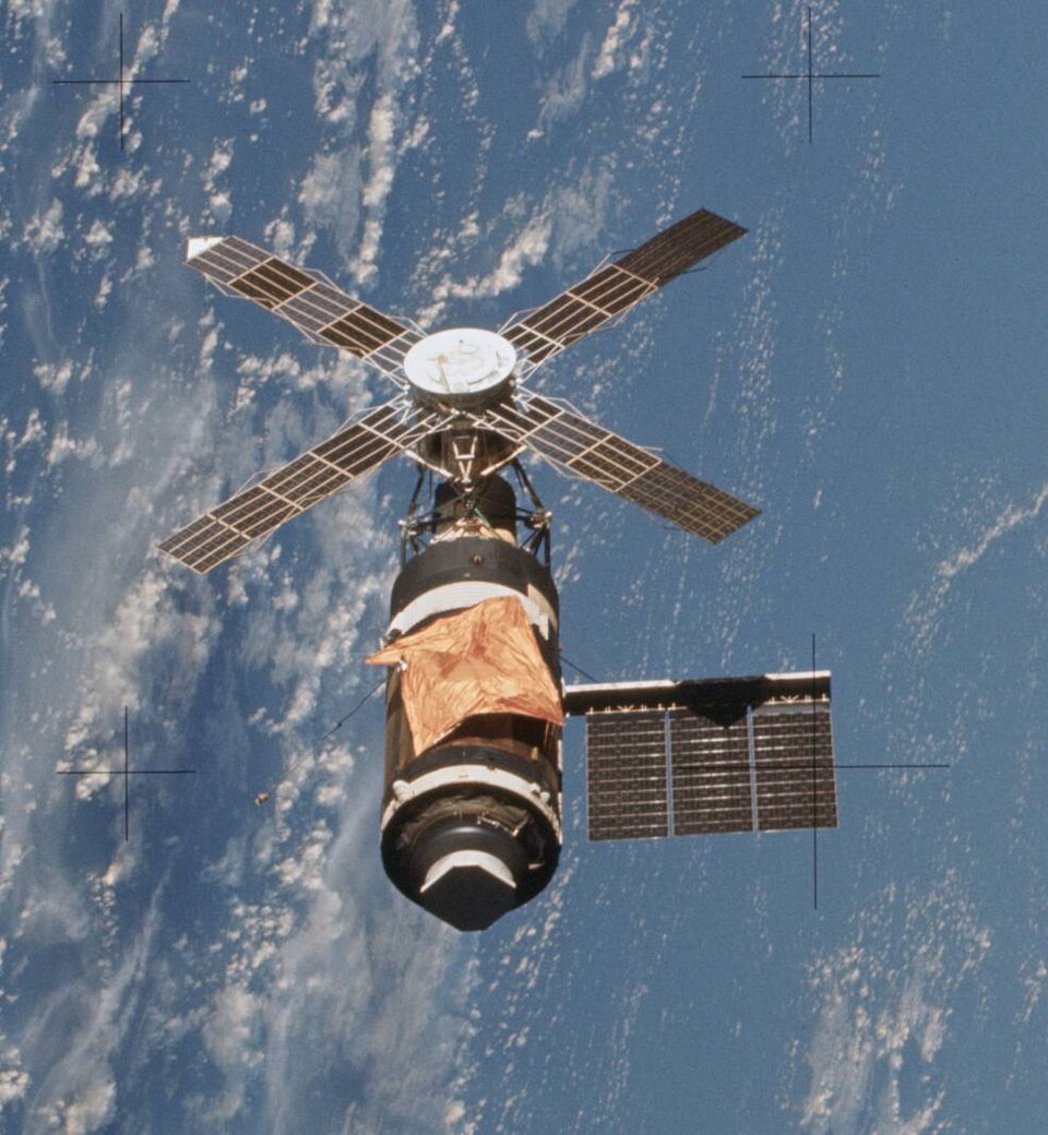 Die Raumstation Skylab mit dem behelfsmäßigen Sonnensegel-Schirm, aufgenommen von der ersten Besatzung 1973