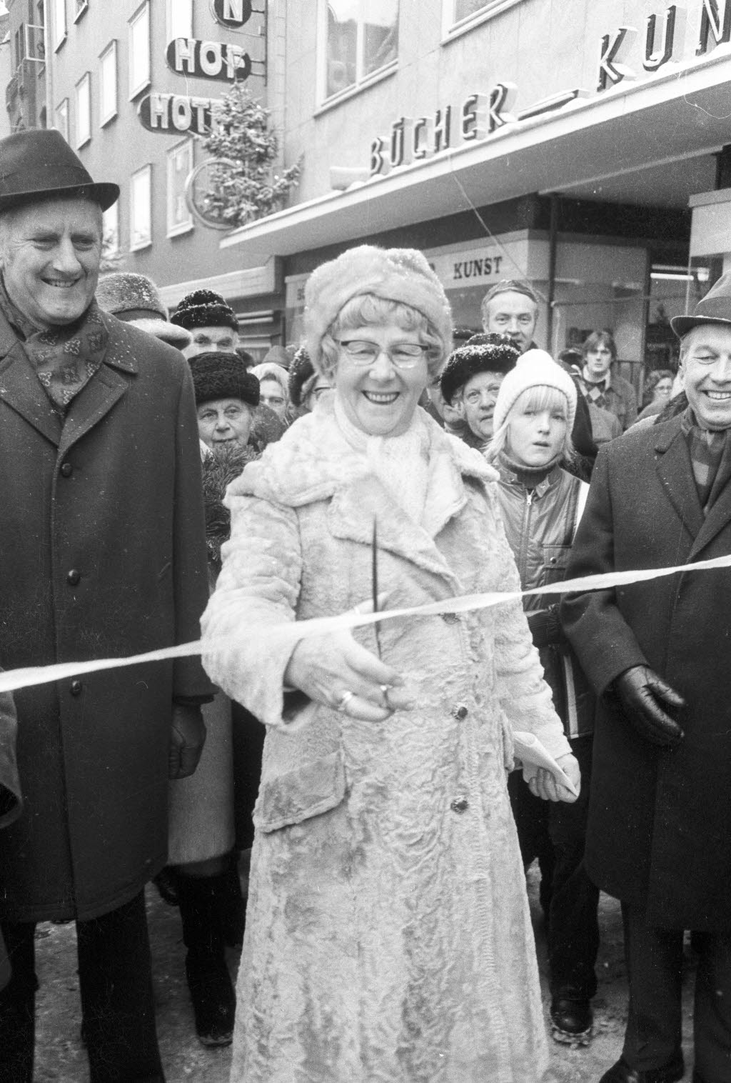 Stadtpräsidentin Ida Hinz durchschneidet in der Dänischen Straße das weiße Band
