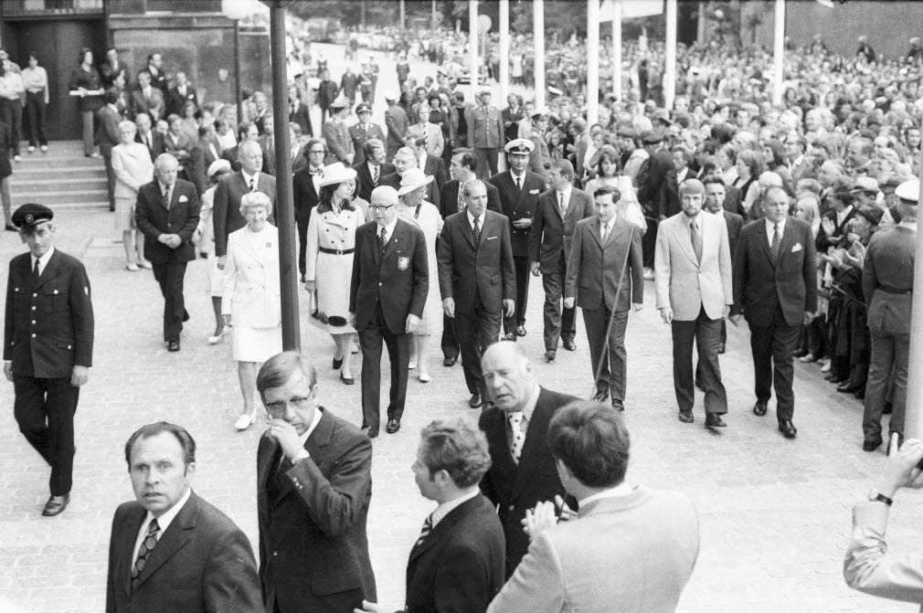 Bundespräsident Heinemann und Ehrengäste bei der Eröffnungsfeier auf dem Rathausplatz