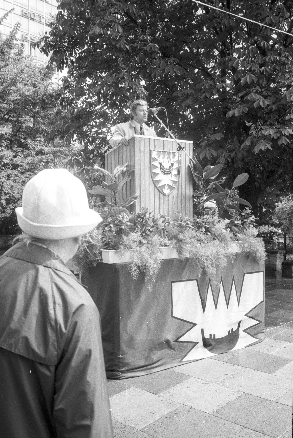 Freigabe der Fußgängerzone Holstenplatz am 7. Juni 1974
