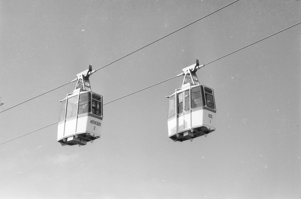 Probefahrt der Gondelbahn des Kaufhauses Weipert über den Bootshafen, März 1974