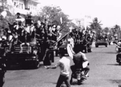 Bewaffnete Kämpfer ziehen am 17. April 1975 durch Phnom Penh