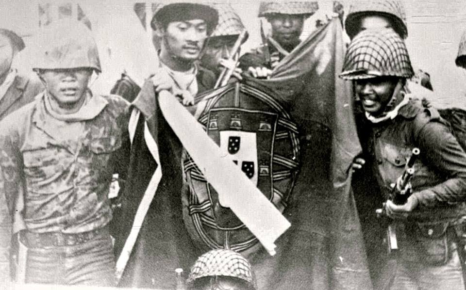 Indonesische Soldaten mit erbeuteter portugiesischer Flagge, November 1975