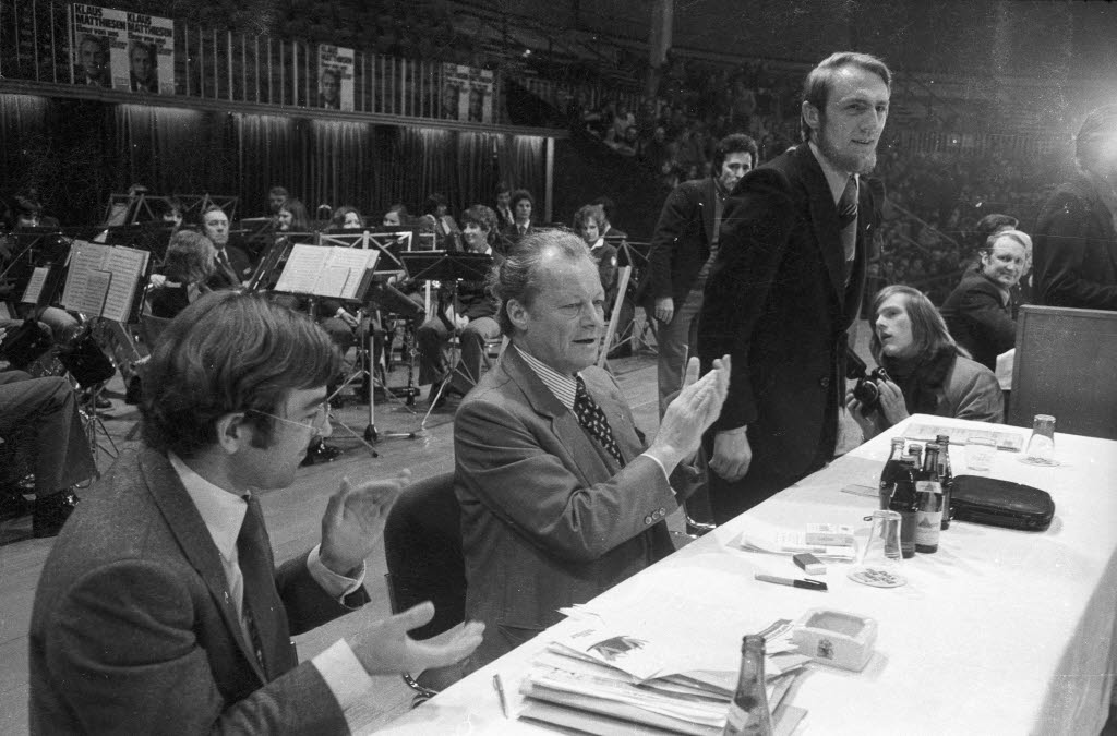 Willy Brandt stellt in der Ostseehalle die fünf Kieler SPD-Direktkandidaten vor
