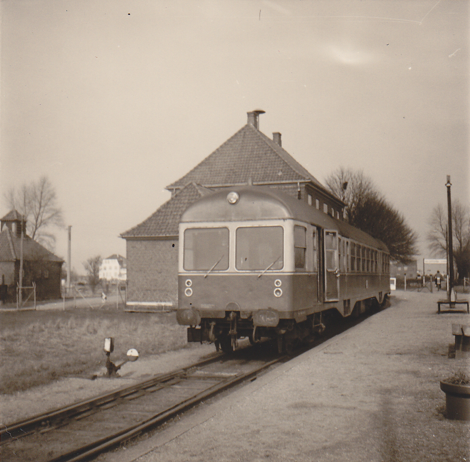 Großraumdieseltriebwagen der Kiel-Schönberger Eisenbahn in Schönberger Strand