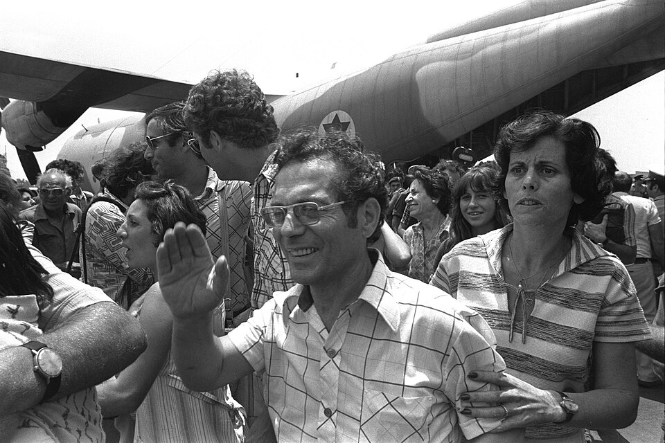 Befreite Geiseln nach der Landung in Israel, Juli 1976