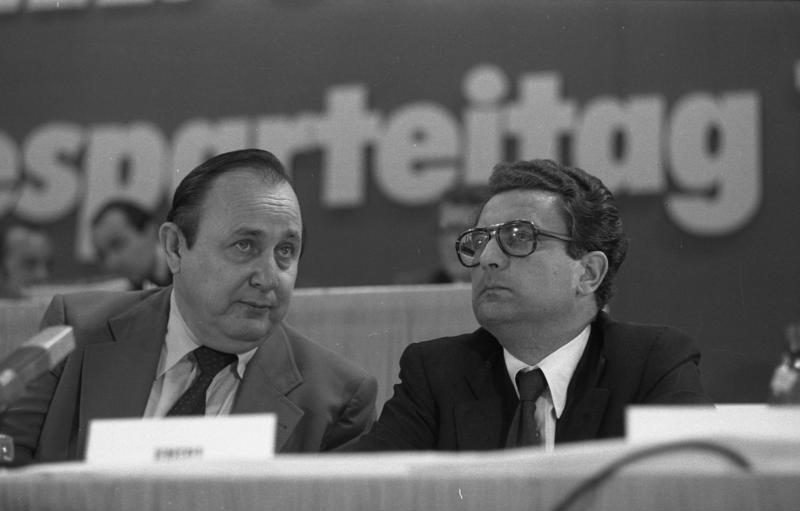 Hans-Dietrich Genscher und Gerhart Baum beim FDP-Bundesparteitag in der Kieler Ostseehalle