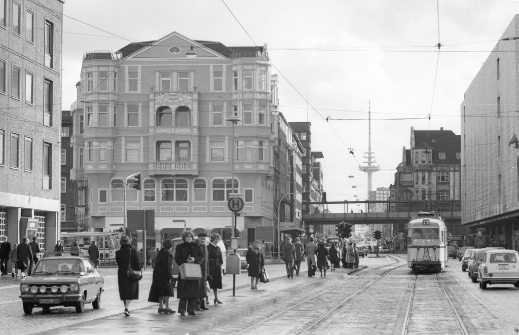 Haltestelle Andreas-Gayk-Straße für Busse und Straßenbahn
