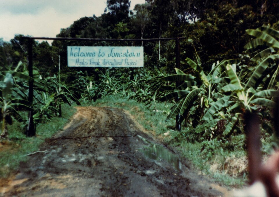 Das Eingangsschild „Welcome to Jonestown" der Siedlung im Dschungel Guyanas