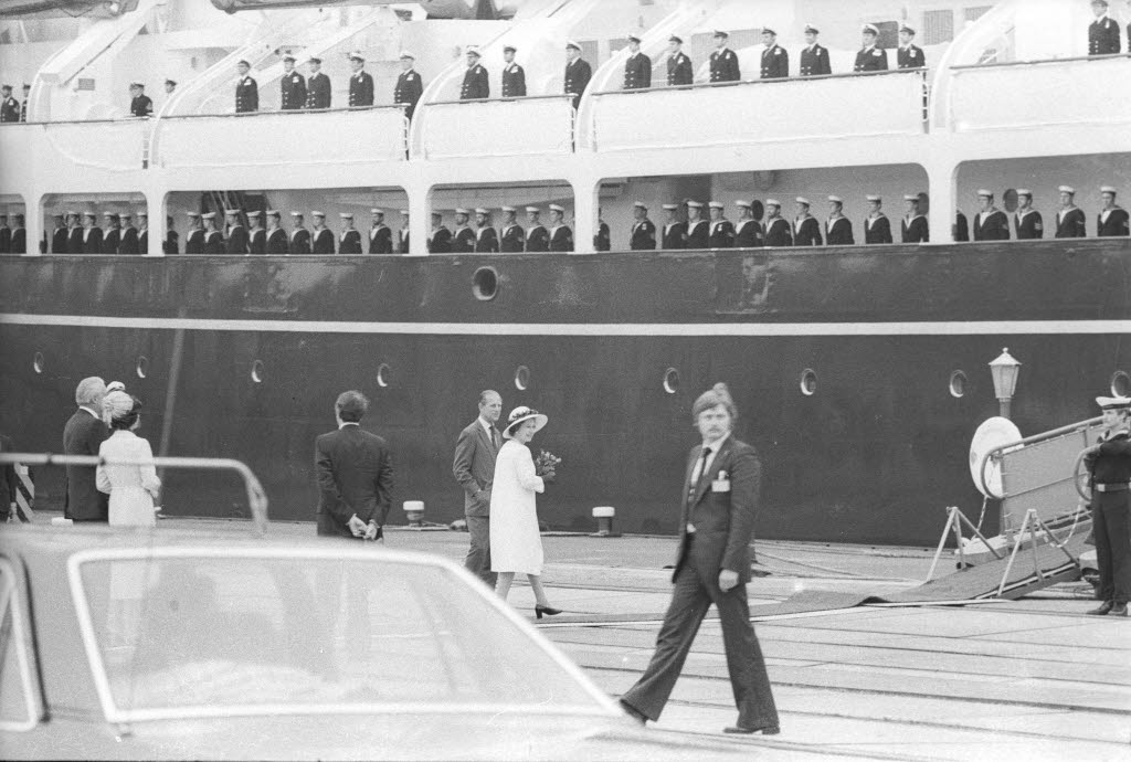 Königin Elisabeth II. und Prinz Philip am Bollhörnkai in Kiel